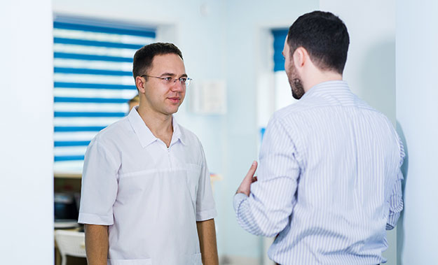 Man-with-anal-fissure-speaking-to-specialist
